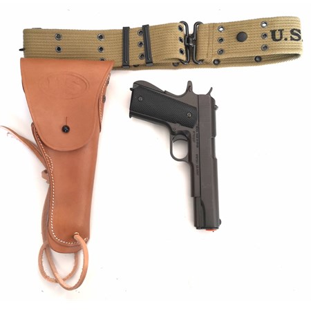 cinturone con fondina in cuoio e pistola colt 1911 1
